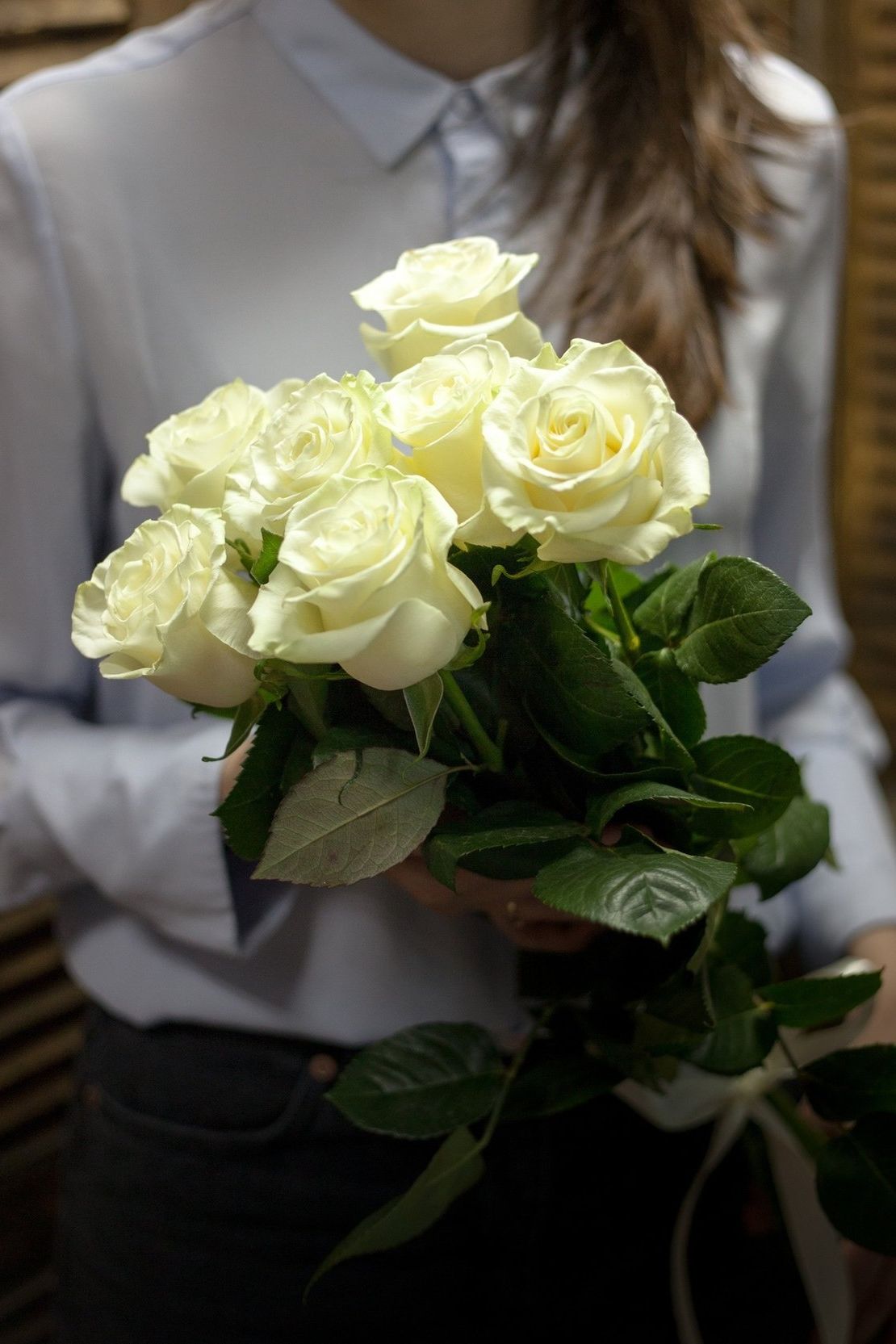 шляпная коробка с розами и гипсофилой для подарка в Вологде