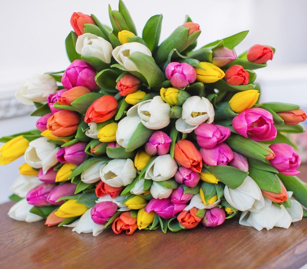 корпоративная композиция с розами и хризантемами для офиса в Вологде