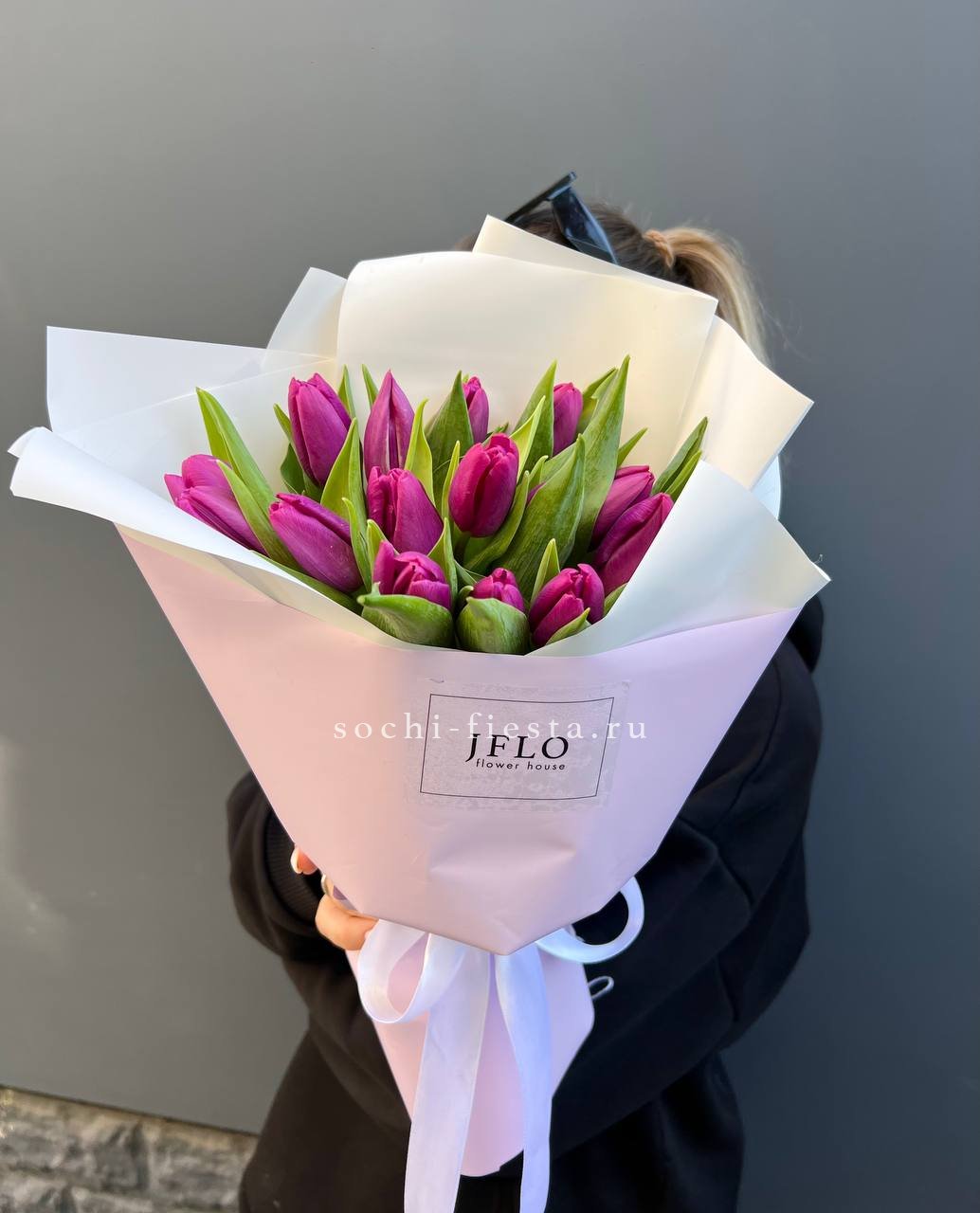 видовой каталог с розами и пионами в студии флористики в Вологде