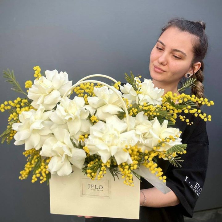 Французские Розы и мимоза  в сумочке  в Вологде