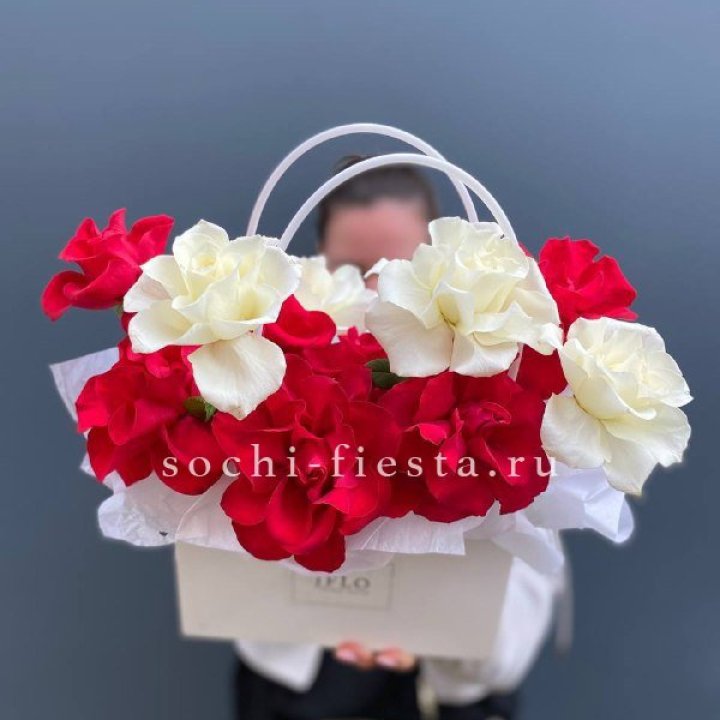 Сумочка  красных и белых роз в Вологде