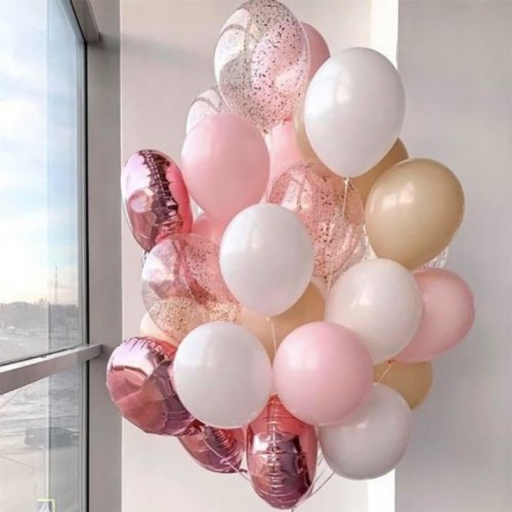 Фонтан шаров розового и белого цветов в Вологде