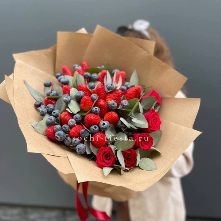 Клубника и голубика с цветами в Вологде