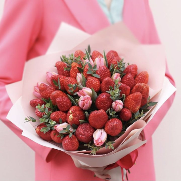 Тюльпаны и клубника в Вологде