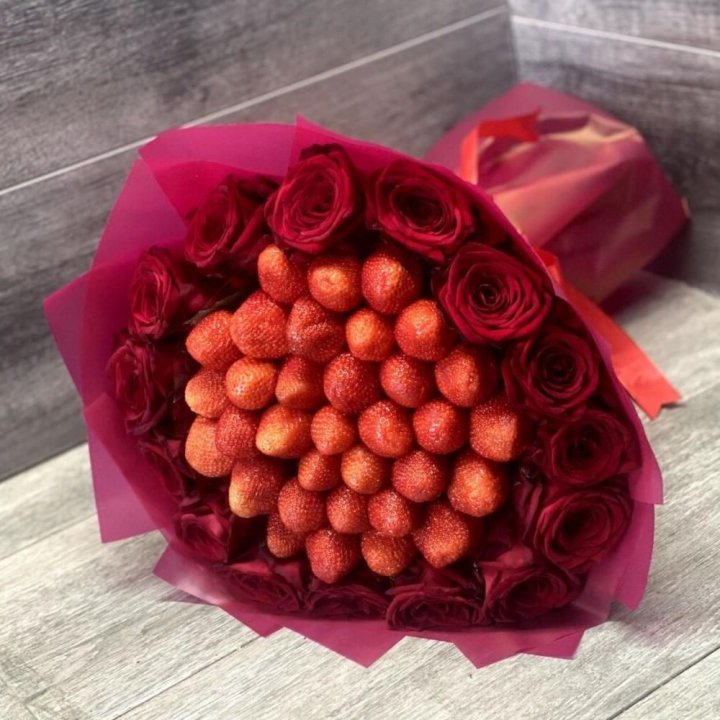 Клубничный букет с розами в Вологде