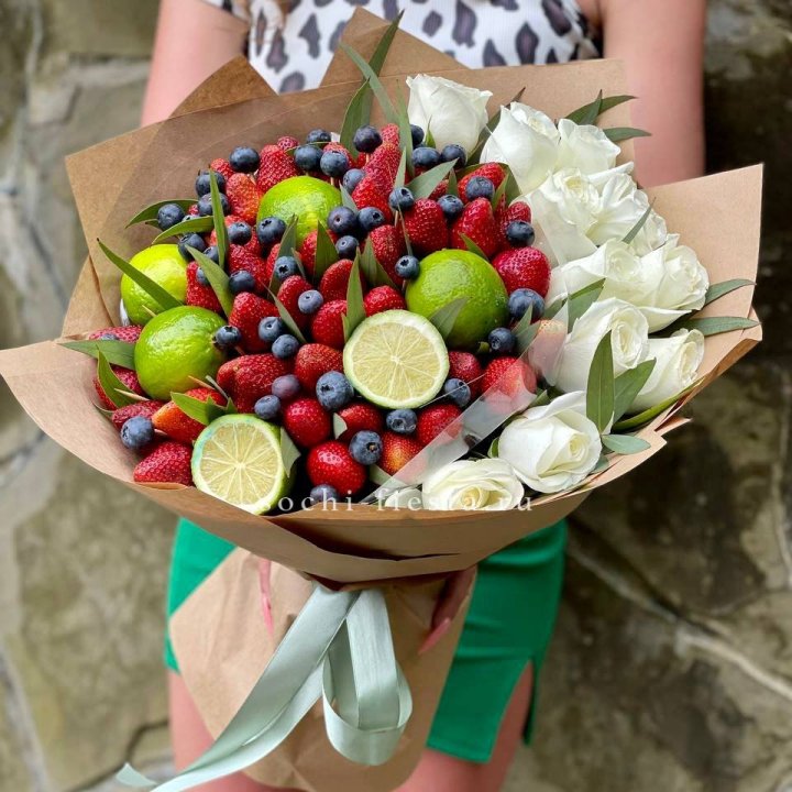 Ягодно-цитрусовый букет с розами в Вологде
