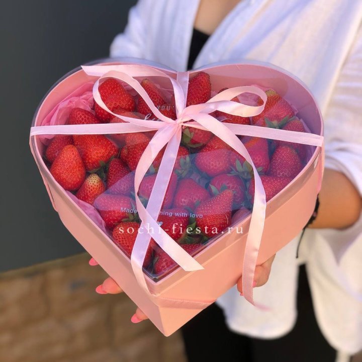 Коробочка сердце  с клубникой в Вологде