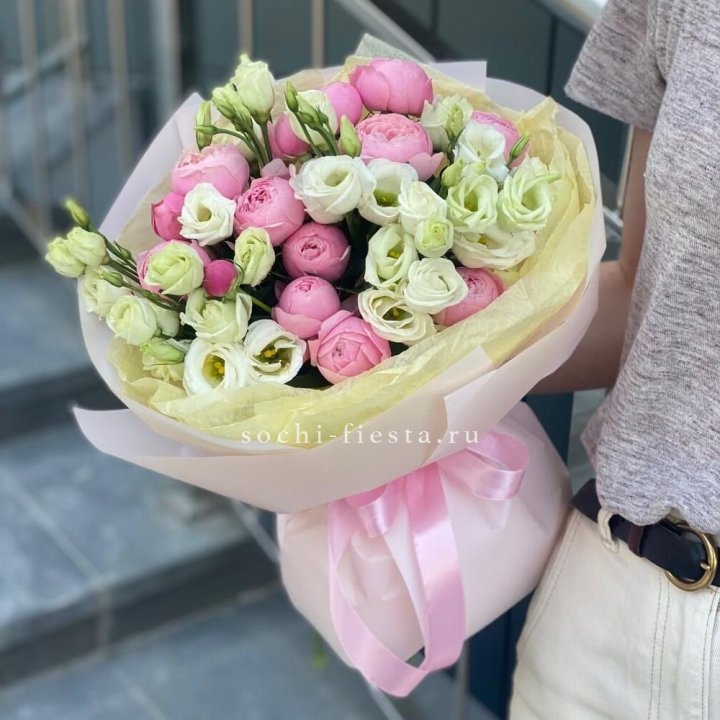 Букет кустовых роз с эустомой в Вологде