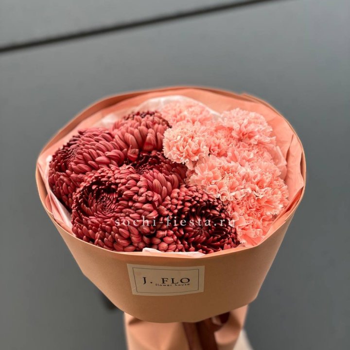 Букет хризантем и диантусов  в Вологде