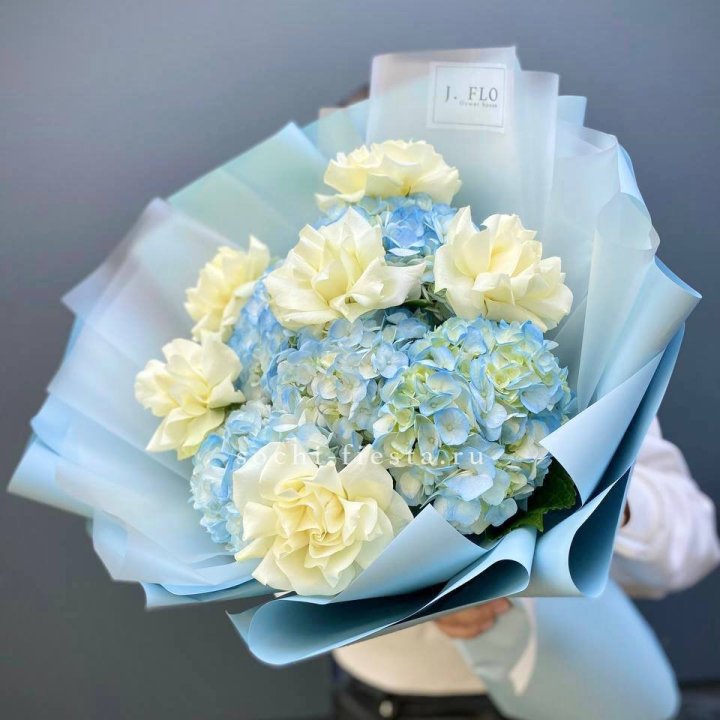  Букет из голубых гортензий и роз  в Вологде
