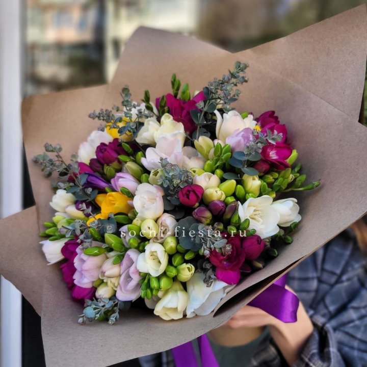 Букет фрезий "Радуга" в Вологде