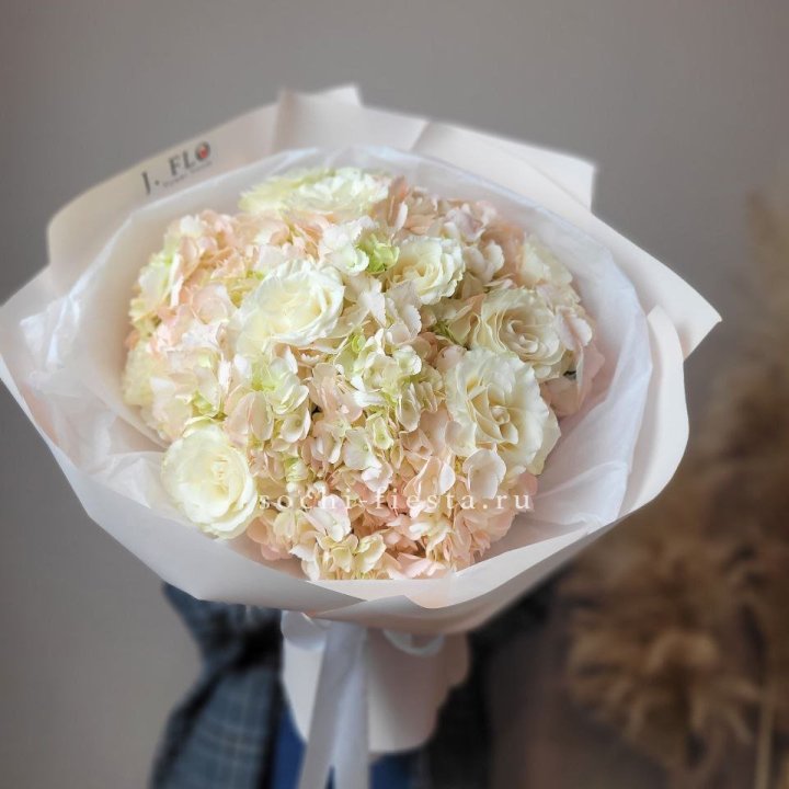  Букет гортензии и роз  в Вологде