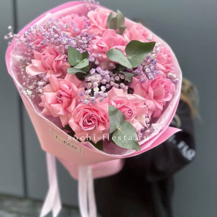 Розовые французские розы с гипсофилой в Вологде