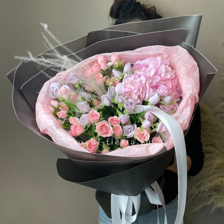  Букет гортензии и роз "Саперави" в Вологде