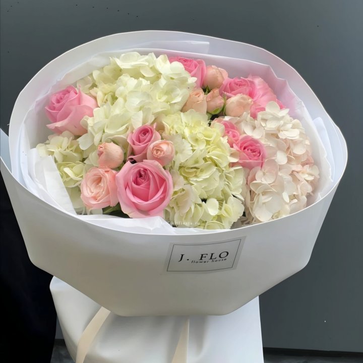  Букет гортензии и роз  "Тиамо" в Вологде