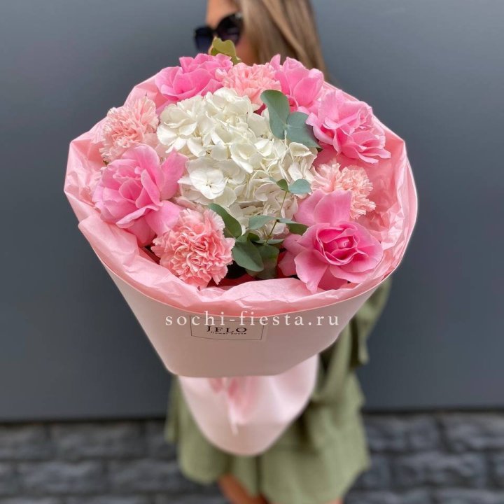  Букет роз и гортензии "Навола" в Вологде