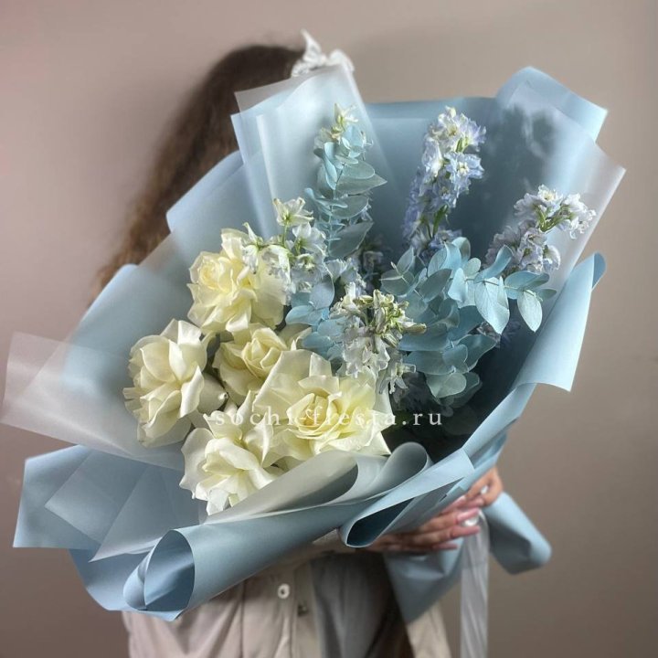Букет из белых французских роз и дельфиниума в Вологде