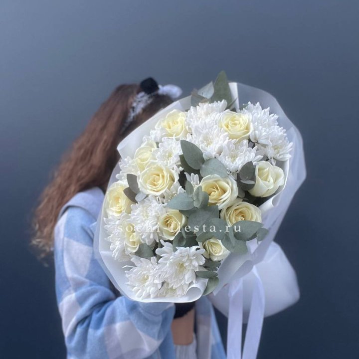  Букет белых роз с хризантемой  в Вологде