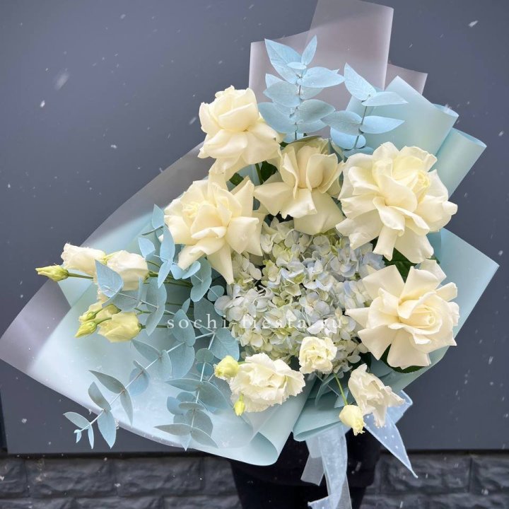 Букет с гортензией и белыми французскими розами в Вологде