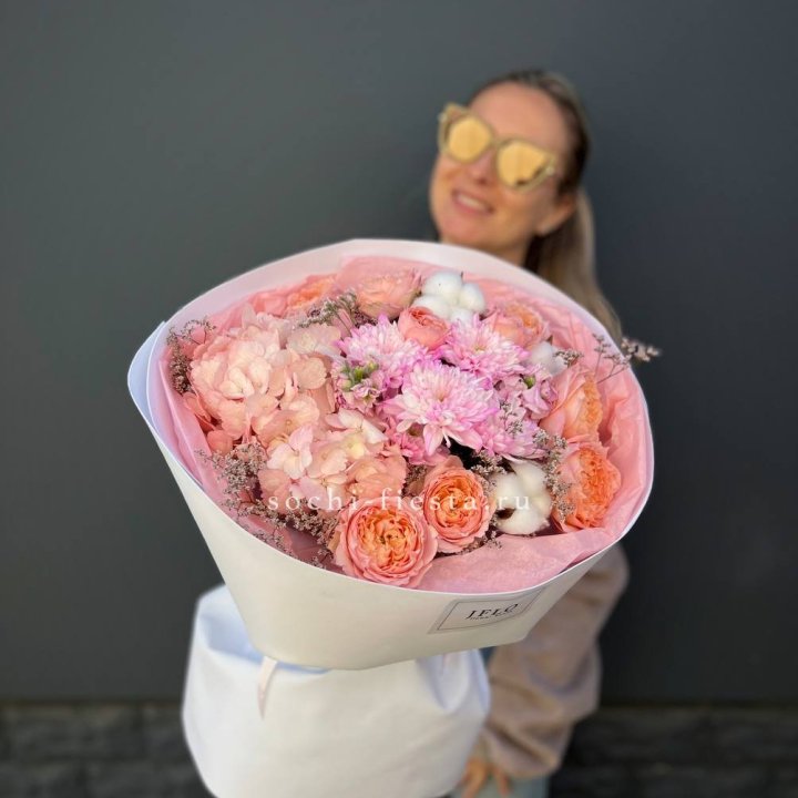 Букет гортензии и кустовых роз  в Вологде