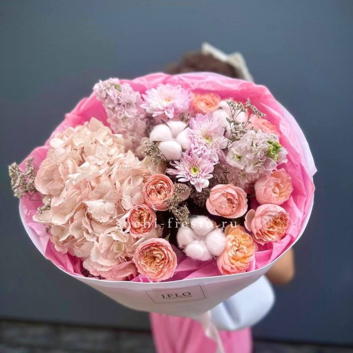 Букет гортензии и кустовых роз "Абрассо" в Вологде