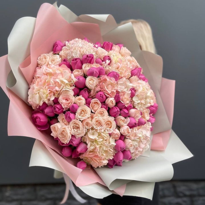 Букет кустовые розы и гортензия в Вологде