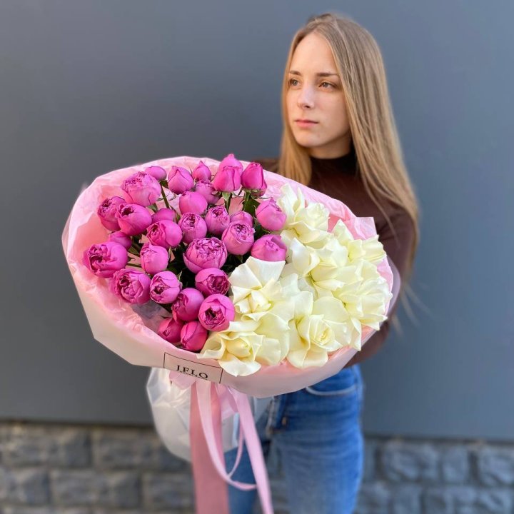 Дуо белых и кустовых роз в Вологде