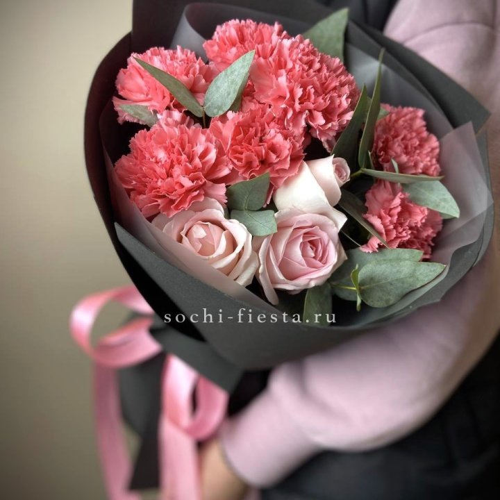 Букет из роз и диантусов "Пенелопа" в Вологде