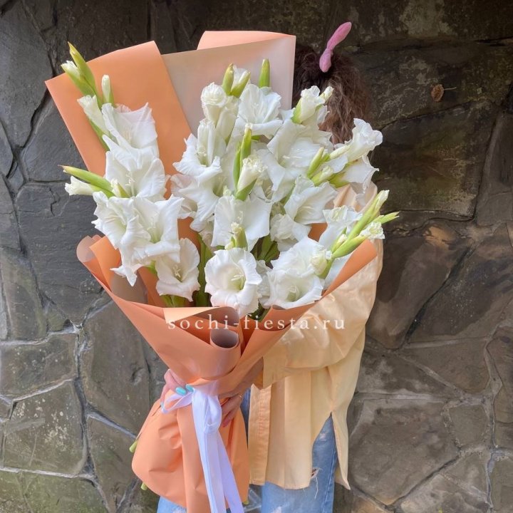 Букет белых гладиолусов  в Вологде