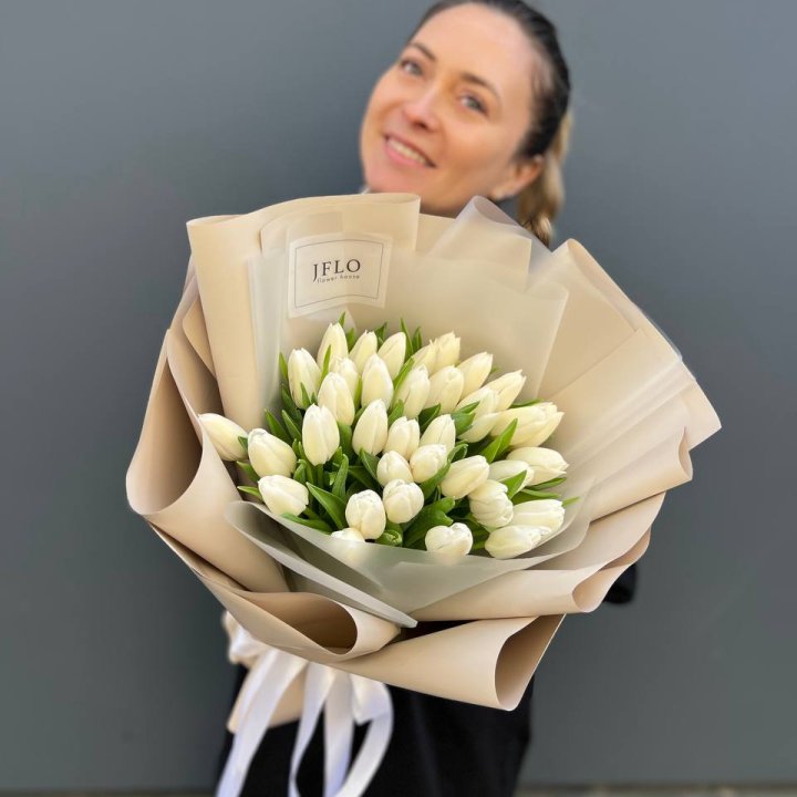 35 белых тюльпанов в Вологде