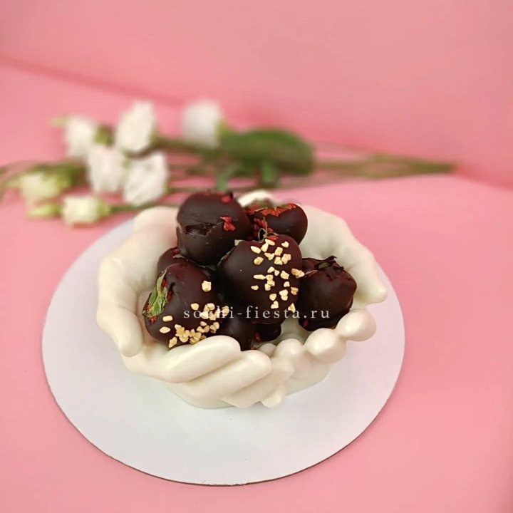 Клубника в шоколаде на шоколадных ладонях  в Вологде