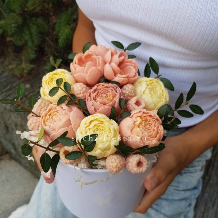 Шоколадный букет с ягодами в Вологде