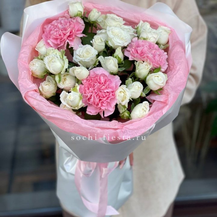 Букет розы с диантусами "Блэш" в Вологде