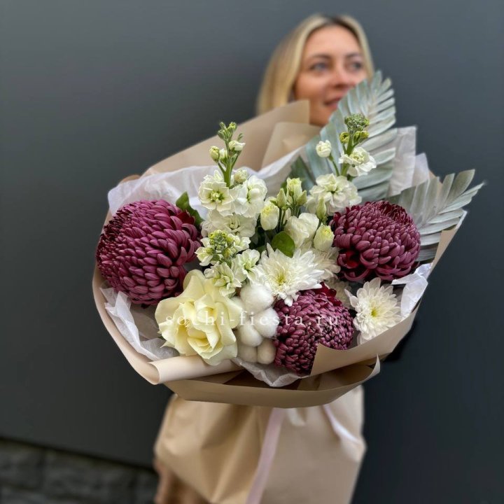 Хризантемы с маттиолой розами эустомой Чика в Вологде