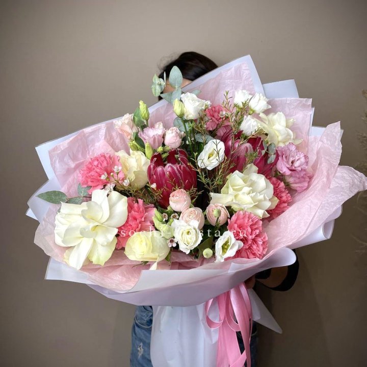 Букет с протеей, розами "Элеонора" в Вологде