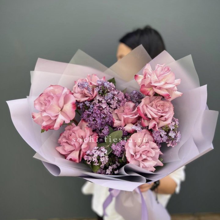 Букет из розовых роз и сирени в Вологде