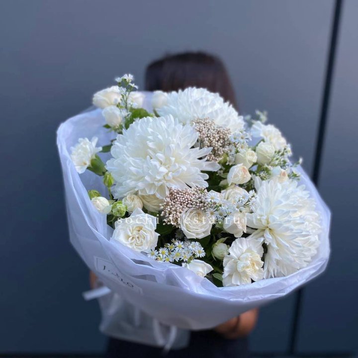 Букет хризантем и роз вайт шотс в Вологде