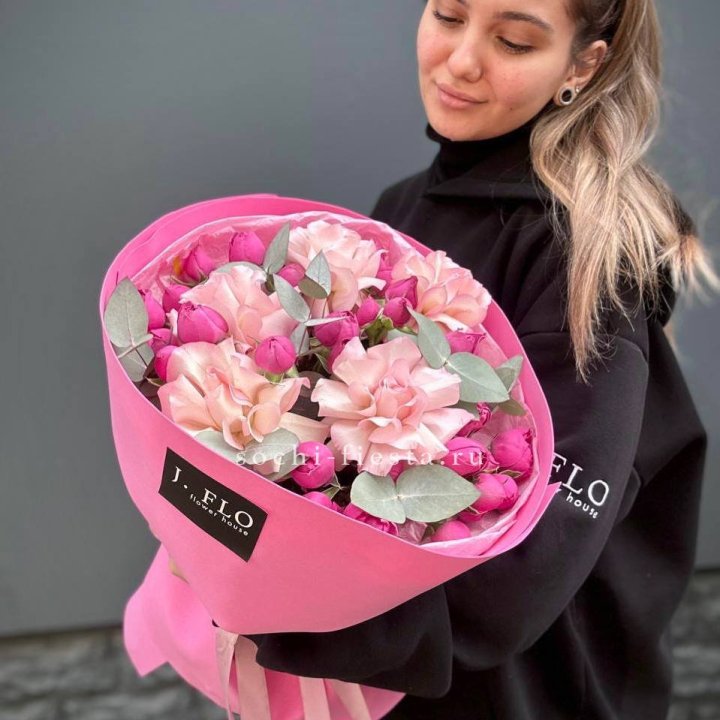 Букет французских и пионовидных роз "Ламиносо" в Вологде