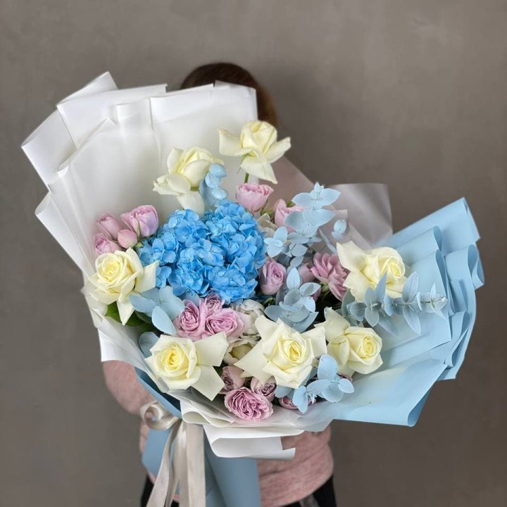 Дизайнерский букет "Блю скайфорт" в Вологде