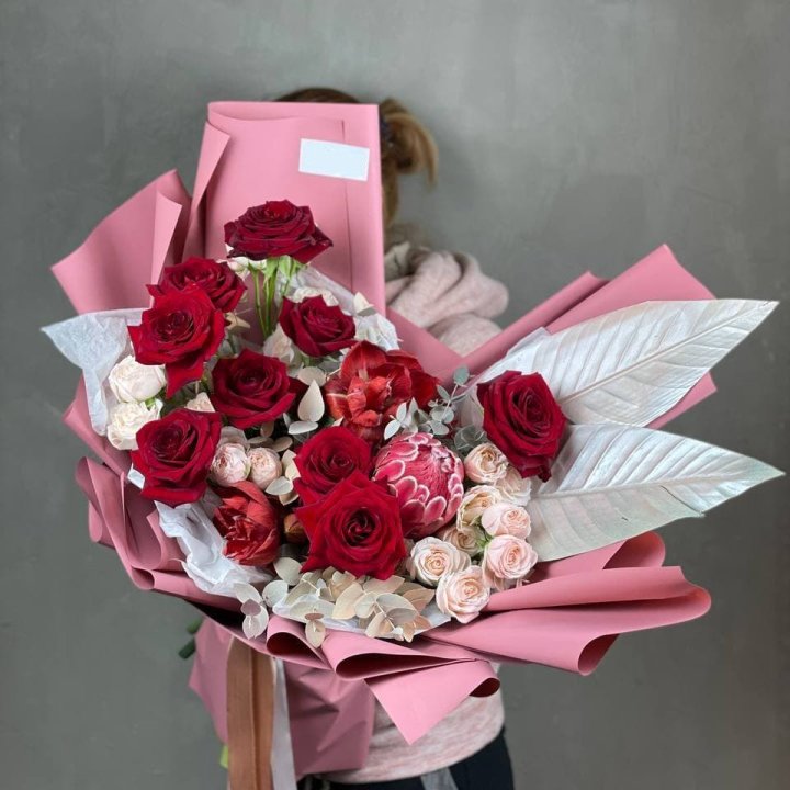 Дизайнерский букет "Ред Вильвет" в Вологде