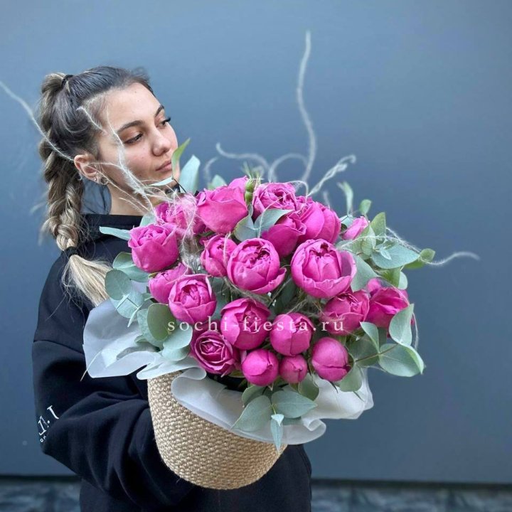 Пионовидные розы  в джутовом кашпо  в Вологде