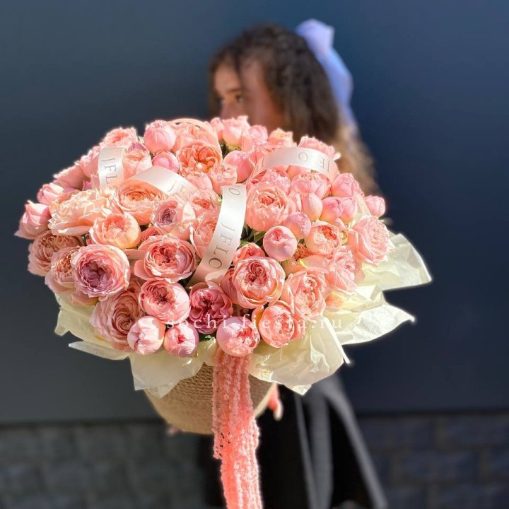 Кустовые розы Джульетта в джутовом кашпо в Вологде