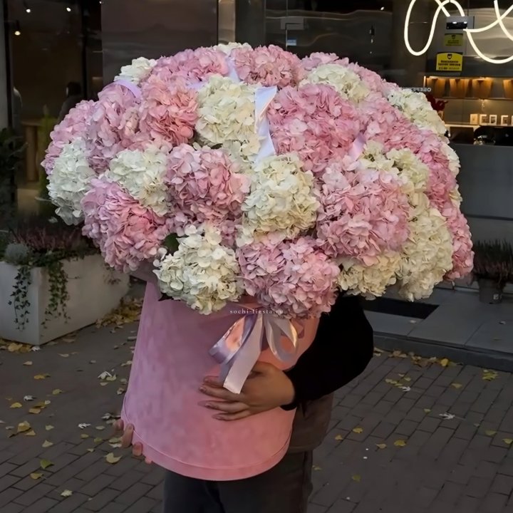 Дизайнерский цилиндр с гортензиями  в Вологде