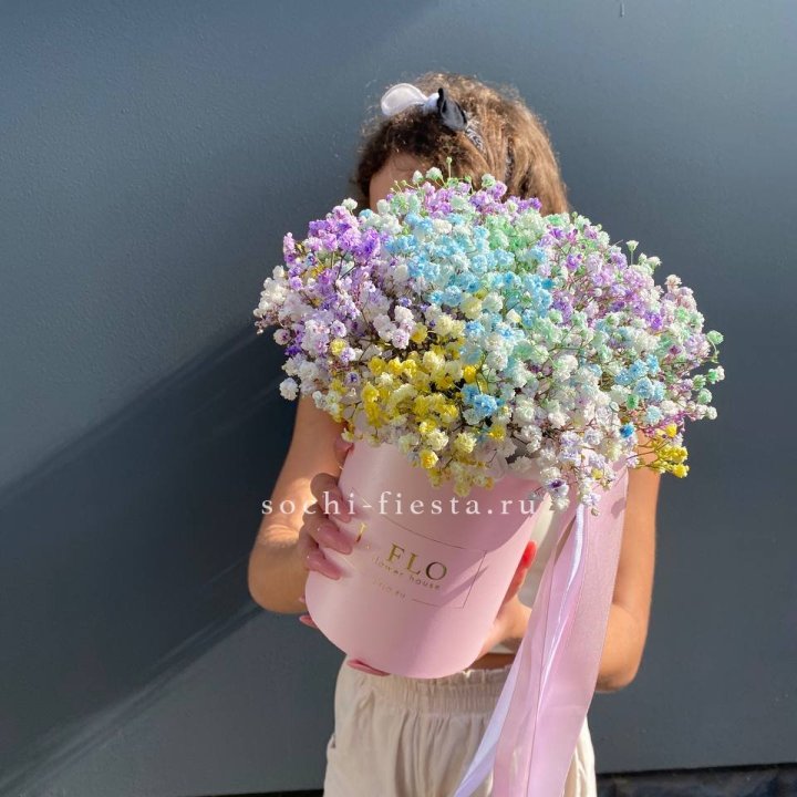 Радужные гипсофилы в шляпной коробке в Вологде