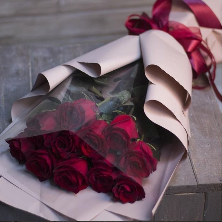 11 голландских роз в оформлении в Вологде