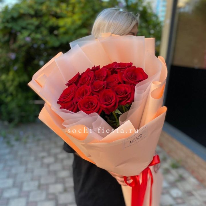 15 голландских роз в оформлении в Вологде