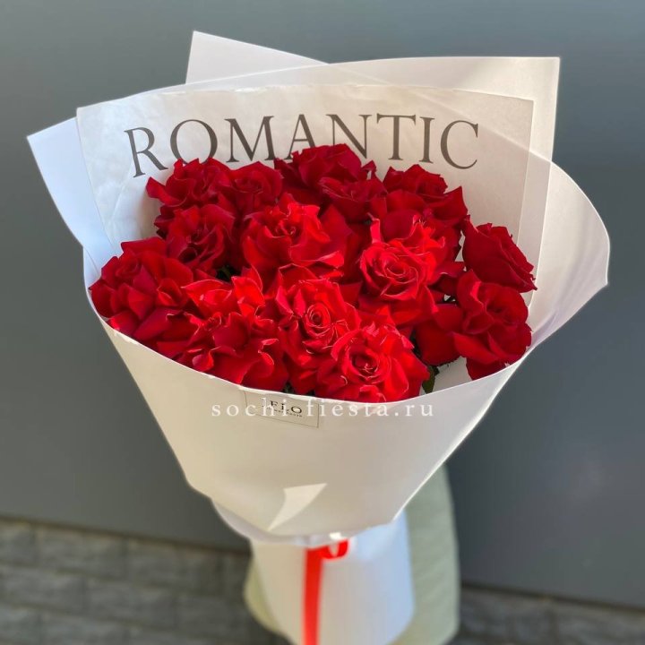 19 высоких роз в оформлении в Вологде