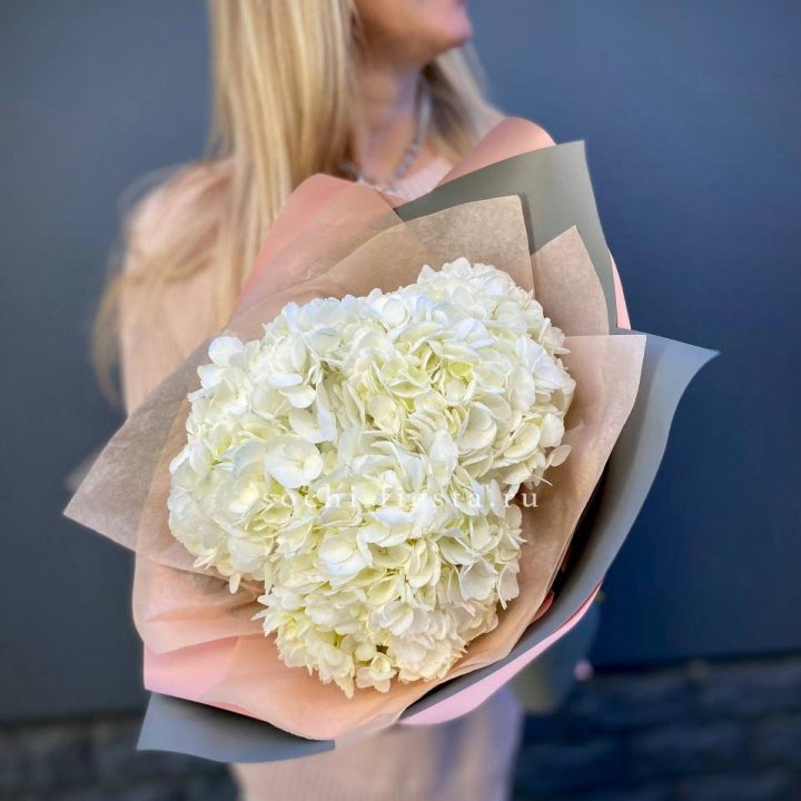 Букет из трёх белых гортензий в Вологде