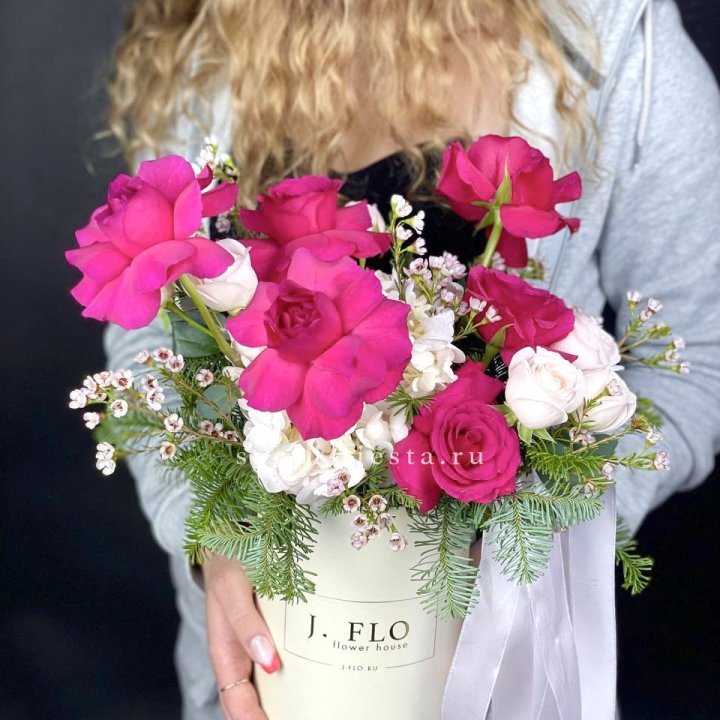 Новогодняя композиция в коробке пинк розе в Вологде