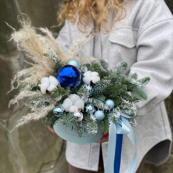 Новогодняя композиция в коробке блю в Вологде